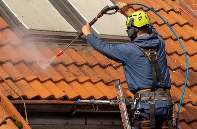 Démoussage et hydrofuge de toiture à Roquebrun
